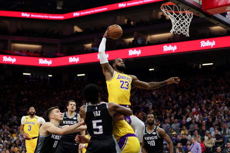 James' late scoring spree leads Lakers' rout of Spurs