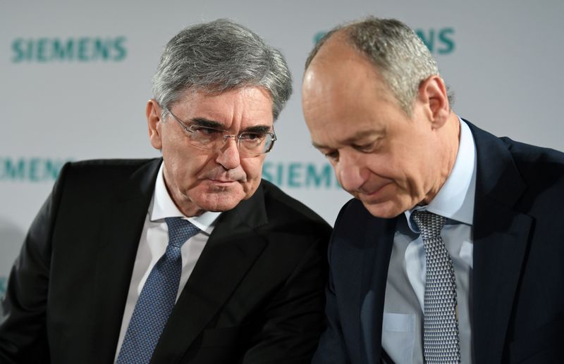 © Reuters. German engineering group Siemens CEO Joe Kaeser and deputy CEO Roland Busch attend a news conference prior to the annual general meeting in Munich