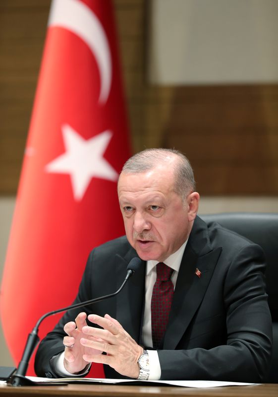 © Reuters. أردوغان يطالب القوات السورية في إدلب بالانسحاب إلى ما وراء مواقع المراقبة التركية