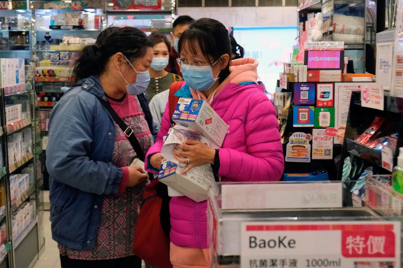 © Reuters. Consumidores fazem fila para comprar máscaras de prevenção contra coronavírus em Hong Kong