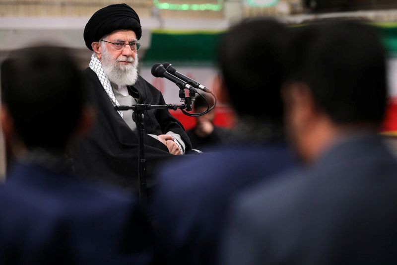 Líderes árabes que apoiam acordo de Trump para Oriente Médio são incompetentes, diz Khamenei