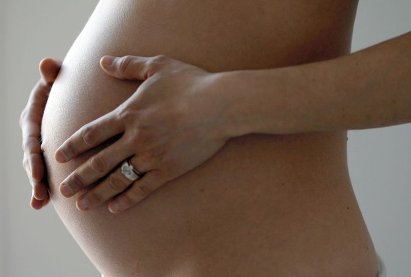 Las embarazadas podrían transmitir el coronavirus a sus hijos, según médicos chinos
