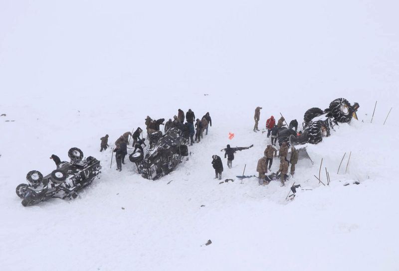 © Reuters. انهيار جليدي يقتل 21 ويحاصر آخرين في شرق تركيا