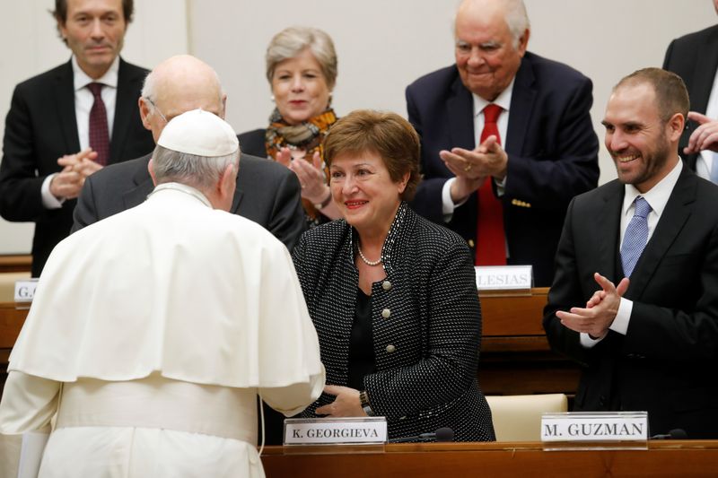 © Reuters. El Papa Francisco saluda a la Directora Gerente del FMI Kristalina Georgieva (C) y al Ministro de Economía de Argentina, Martin Guzmán, durante una conferencia organizada por el Vaticano sobre solidaridad económica