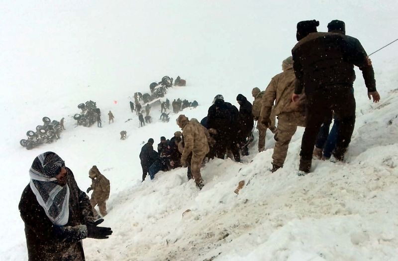 Avalanches na Turquia matam 38 pessoas, incluindo equipe de resgate