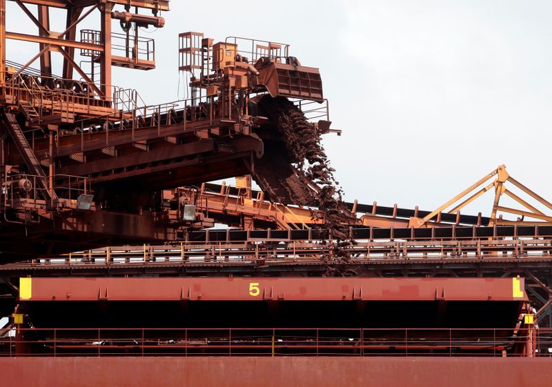 © Reuters. Navio é carregado com minério de ferro para exportação no porto de São Luís (MA)