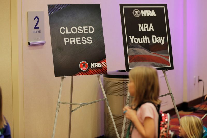 © Reuters. Children arrive for NRA Youth Day during the National Rifle Association (NRA) annual meeting in Indianapolis, Indiana