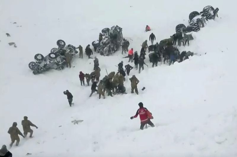Segunda avalancha en el este de Turquía mata a decenas de miembros de equipos de rescate