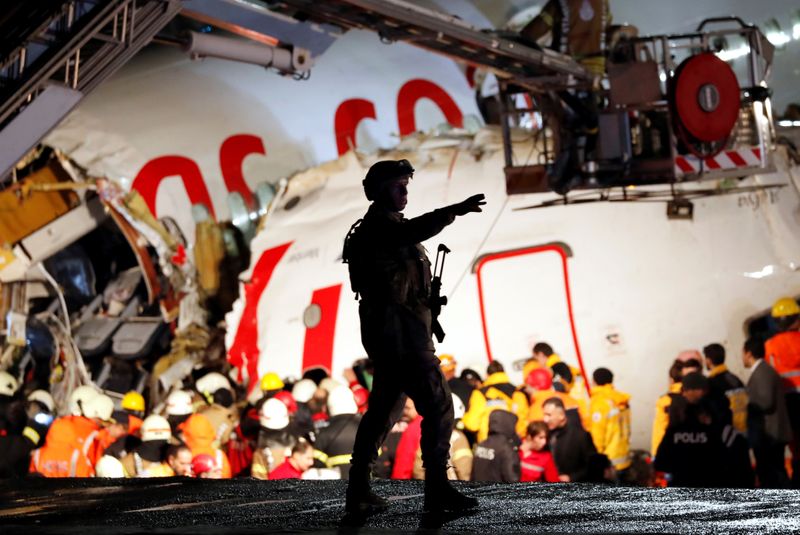 © Reuters. Un agente de seguridad cerca del Boeing 737-86J de Pegasus Airlines que se estrelló al aterrizar en Estambul.