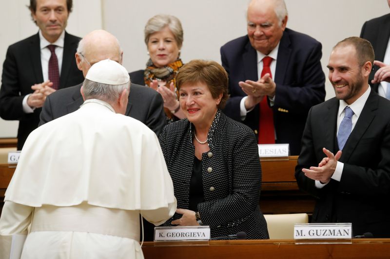 © Reuters. Diretora-gerente do FMI, Kristalina Georgieva, e ministro da Economia argentino, Martin Guzmán, cumprimentam o Papa Francisco em audiência no Vaticano