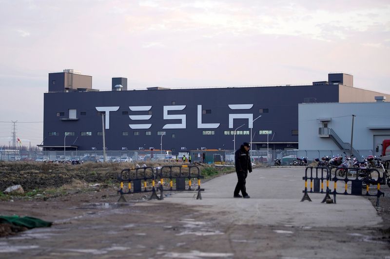 © Reuters. FILE PHOTO: A Tesla sign is seen on the Shanghai Gigafactory of the U.S. electric car maker before a delivery ceremony in Shanghai