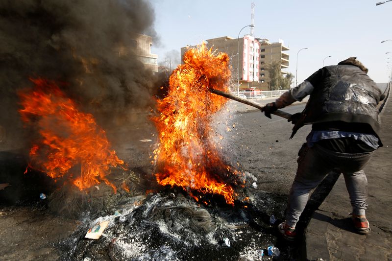 © Reuters. مسعفون: مقتل ستة في النجف بالعراق بعد اجتياح أنصار مقتدى الصدر لمخيم احتجاج