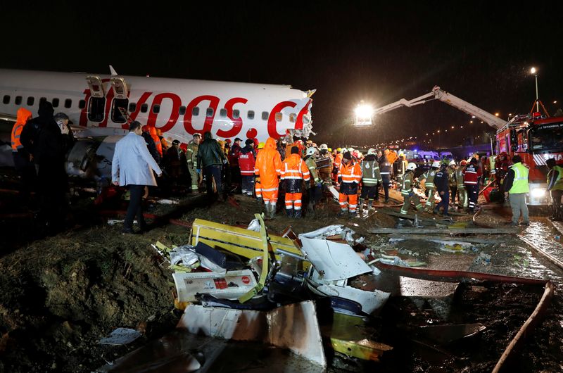 © Reuters. إصابة 52 في تحطم طائرة بعد هبوطها في اسطنبول