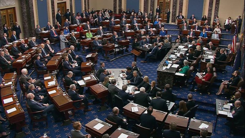 © Reuters. U.S. senators cast votes in Trump impeachment trial at the U.S. Capitol in Washington