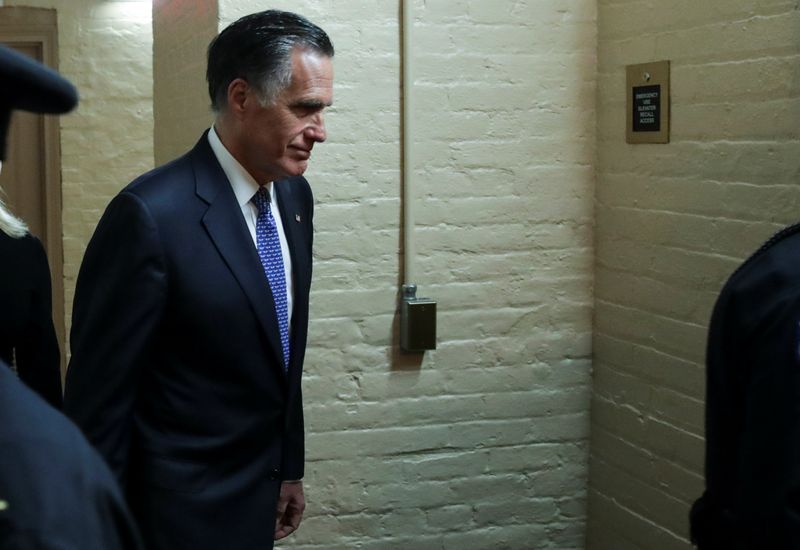 © Reuters. El senador estadounidense Mitt Romney acude al Senado de  Estados Unidos para el juicio político al presidente de Estados Unidos, Donald Trump, en Washington.