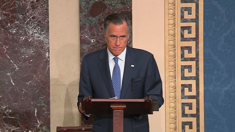 © Reuters. U.S. Senator Romney announces voting intentions in Trump impeachment trial during Senate debate at the U.S. Capitol in Washington