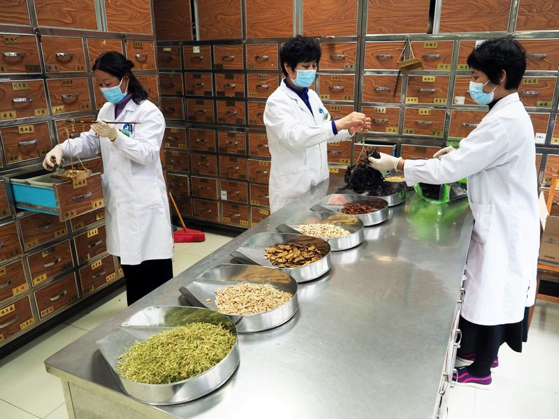 © Reuters. Medical workers prepare traditional Chinese medicine at a TCM hospital as the country is hit by an outbreak of the new coronavirus, in Binzhou