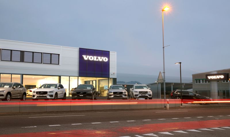 © Reuters. FILE PHOTO:  A long exposure picture shows cars of Swedish automobile manufacturer Volvo displayed in front of a showroom of Stierli Automobile AG company in St. Erhard