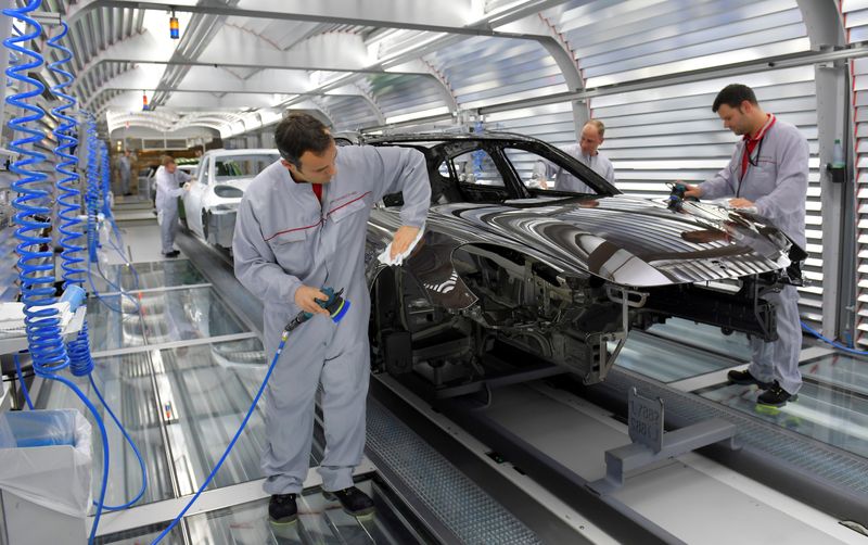 © Reuters. FILE PHOTO: Photo tour at Porsche plant in Leipzig