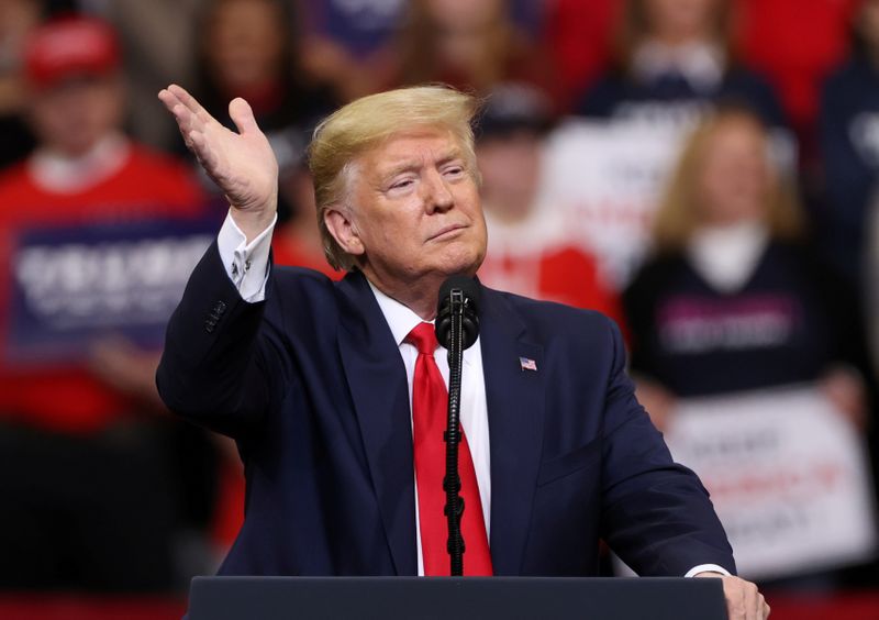 © Reuters. FILE PHOTO: U.S. President Donald Trump rallies with supporters in Des Moines