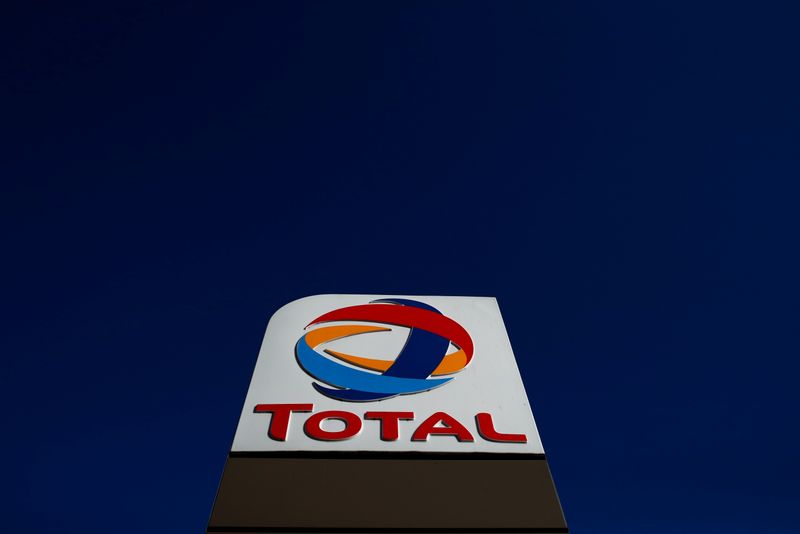 © Reuters. The logo of French oil and gas company Total is seen in a petrol station in Paris