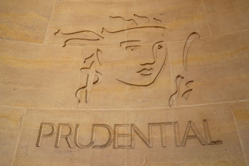 © Reuters. FILE PHOTO: The logo of British life insurer Prudential is seen on their building in London