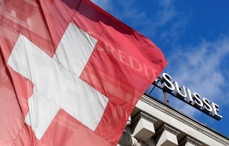© Reuters. FILE PHOTO: Logo of Swiss bank Credit Suisse is seen in Luzern