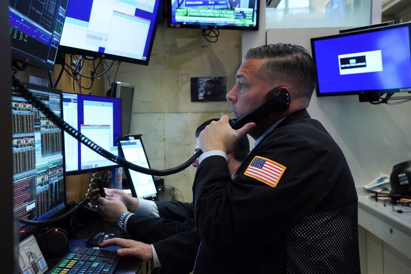 © Reuters. A trader works at the New York Stock Exchange