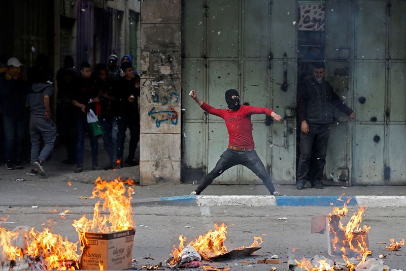 © Reuters. تصاعد العنف بين الفلسطينيين والإسرائيليين بعد إعلان خطة ترامب للسلام في الشرق الأوسط