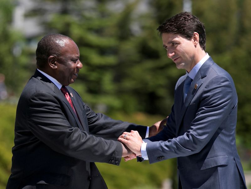© Reuters. FILE PHOTO: Trudeau greets South Africa's President Cyril Ramaphosa at G7 in the Charlevoix town of La Malbaie, Quebec