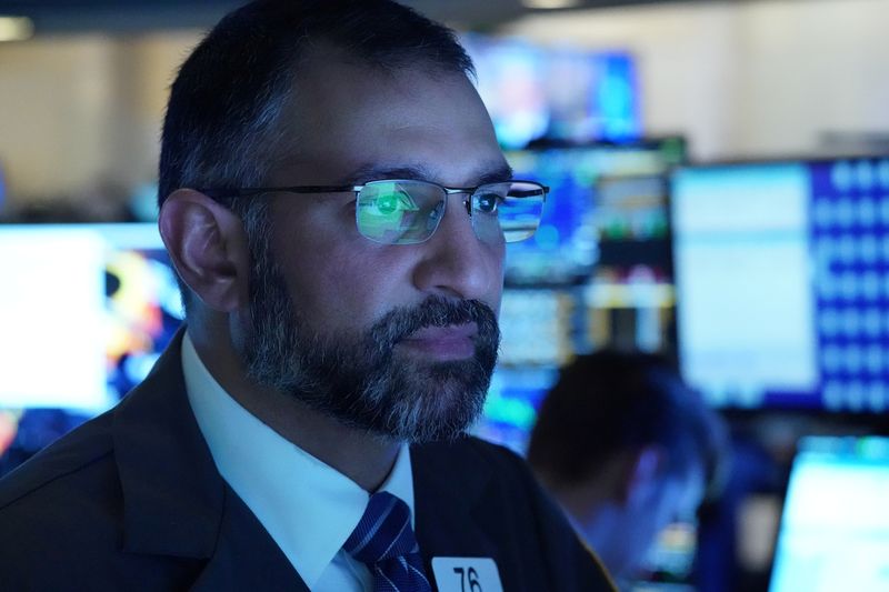 © Reuters. A trader works at the New York Stock Exchange