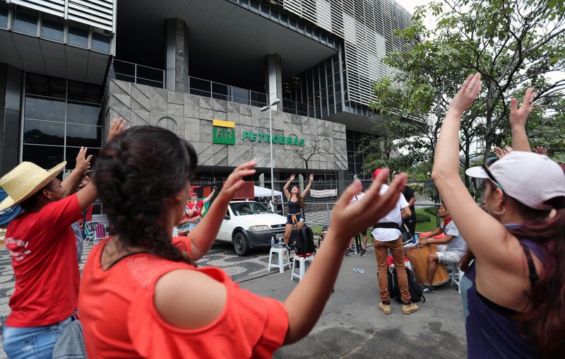 © Reuters. Ativistas protestam em frente ao edíficio-sede da Petrobras, no Rio de Janeiro, em meio a greve de petroleiros