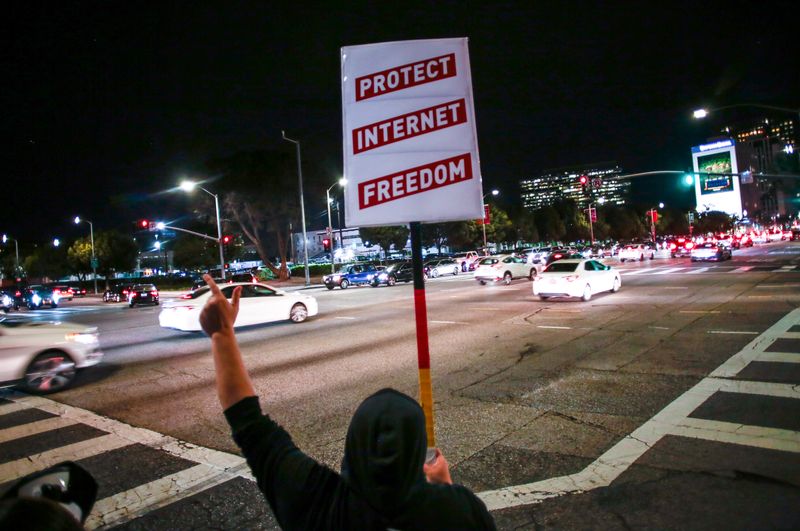 © Reuters. A supporter of Net Neutrality protests the FCC's recent decision to repeal the program in Los Angeles