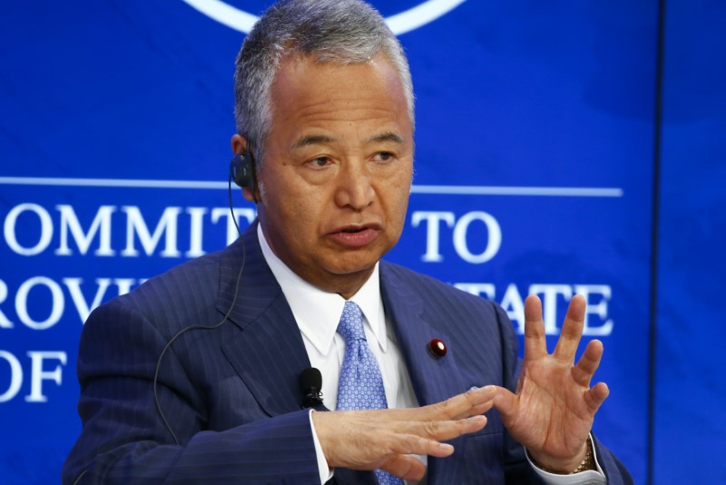 © Reuters. Amari, Japan's Minister for Economic Revitalization and Minister for Economic and Fiscal Policy, addresses the session 'Japan's Future Economy' during the annual meeting of the World Economic Forum (WEF) in Davos