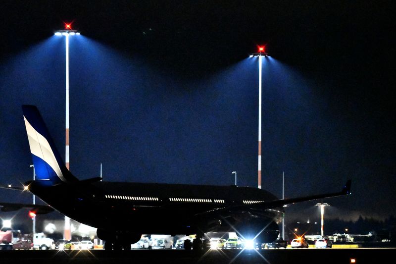 © Reuters. A plane en route to Canadian Forces Base Trenton arrives to refuel at Vancouver International Airport