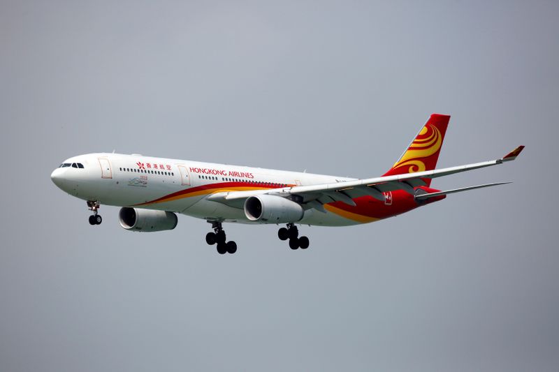 © Reuters. FILE PHOTO:  A Hong Kong Airlines Airbus A330-343 descends before landing at Hong Kong Airport in Hong Kong