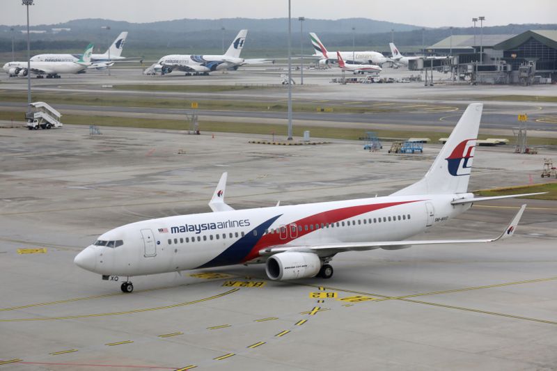 © Reuters. FILE PHOTO: A Malaysia Airlines Boeing 737 plane arrives at Kuala Lumpur International Airport in Sepang