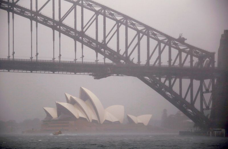Australia celebra la llegada de fuertes lluvias que dan un respiro a los bomberos
