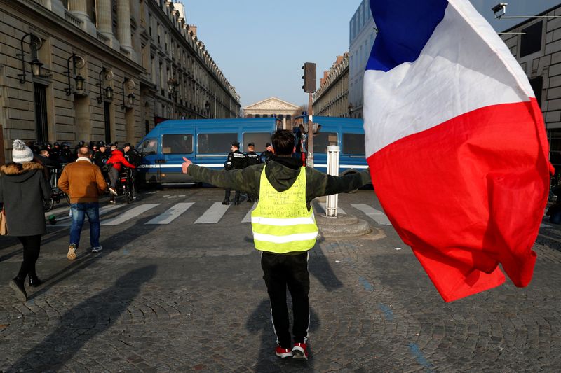 © Reuters. شرطة باريس تحظر مظاهرة لحركة "السترات الصفراء" يوم السبت