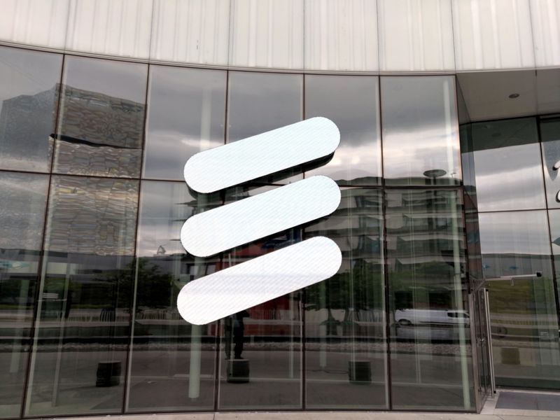 © Reuters. FOTO DE ARCHIVO: El logo de Ericsson se ve en la sede de Ericsson en Estocolmo, Suecia, el 14 de junio de 2018