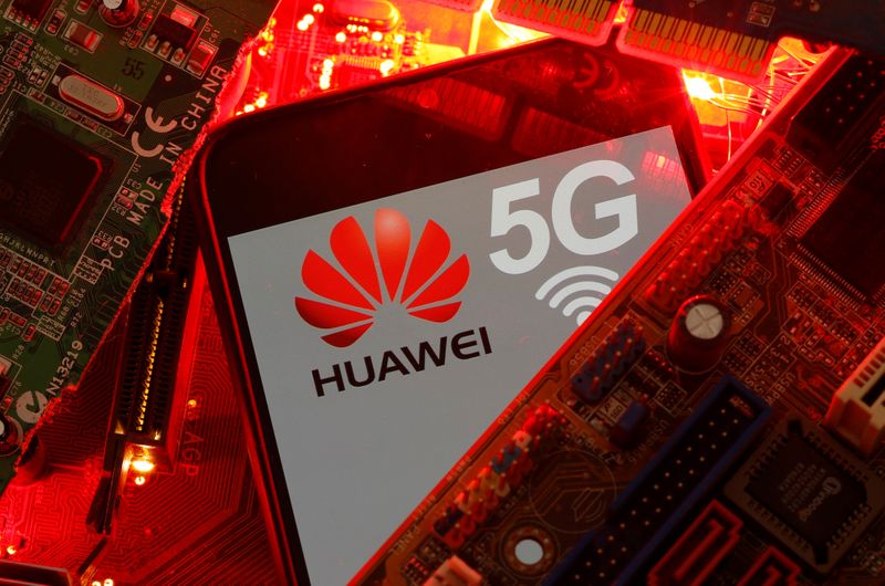 © Reuters. A smartphone with the Huawei and 5G network logo is seen on a PC motherboard in this illustration