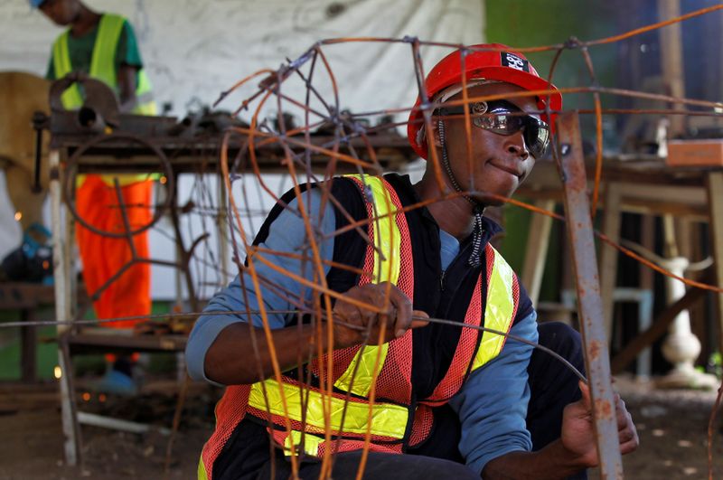 © Reuters. Jonah Maunda, un artista de arte creativo moldea una escultura de metal en el estudio de arte Kioko en Kisamis, Kajiado, Kenya, el 5 de febrero de 2020