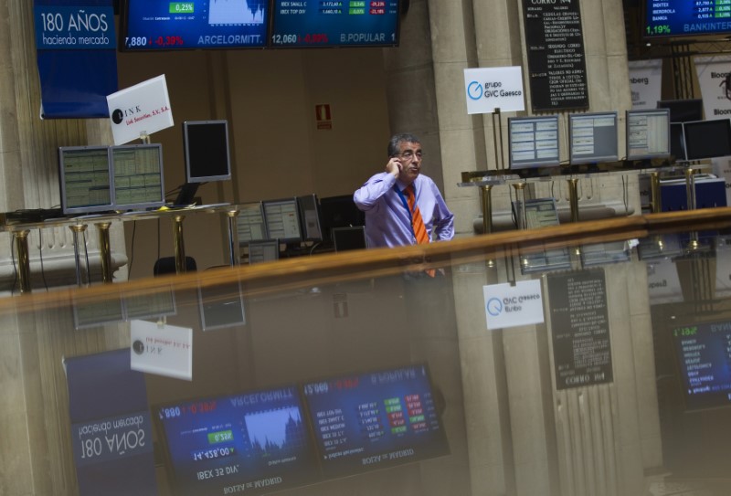 © Reuters. FOTO DE ARCHIVO: Un bróker habla por teléfono en la Bolsa de Madrid