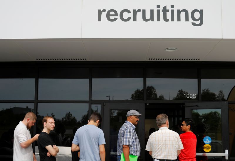 © Reuters. Job seekers line up to apply during "Amazon Jobs Day" at the Amazon.com Fulfillment Center in Fall River