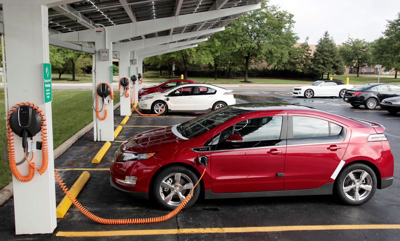 © Reuters. Chevrolet Volt electric vehicles are parked at solar-powered electric charging stations designed by Sunlogics in the parking lot of General Motors Co's assembly plant in Hamtramck
