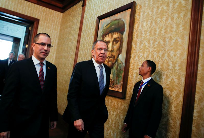 © Reuters. Foto del viernes del canciller ruso Sergey Lavrov junto a su par venezolano Jorge Arreaza en Caracas