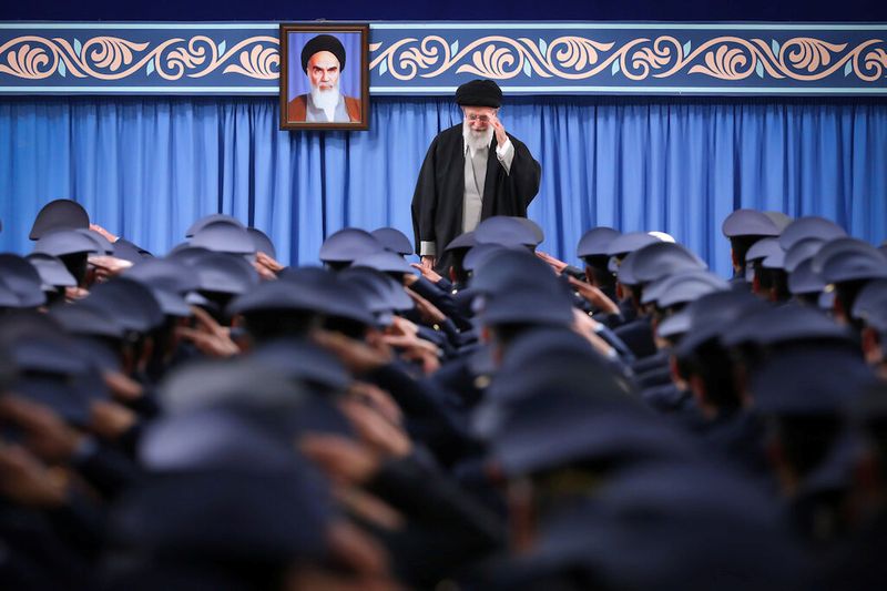 © Reuters. Iran's Supreme Leader Ayatollah Ali Khamenei gestures as he meets a group of Iranian Air Force officers in Tehran