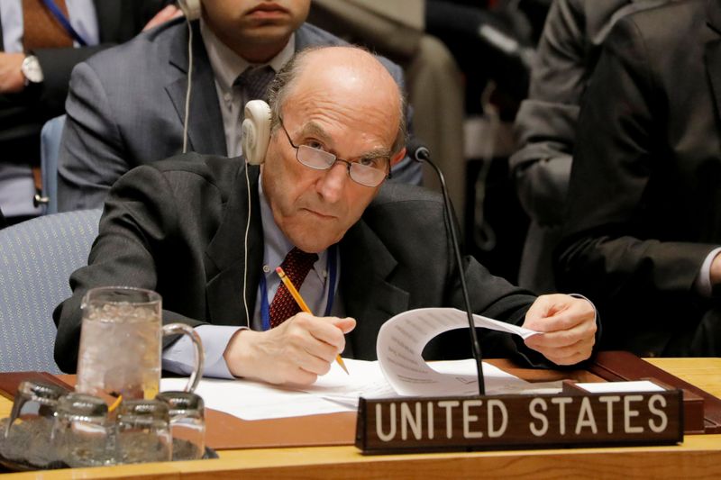 © Reuters. FOTO DE ARCHIVO: El diplomático de Estados Unidos Elliott Abrams toma notas durante una reunión del Consejo de Seguridad de la ONU convocada para votar sobre un proyecto que pide elecciones presidenciales libres en Venezuela en Nueva York.