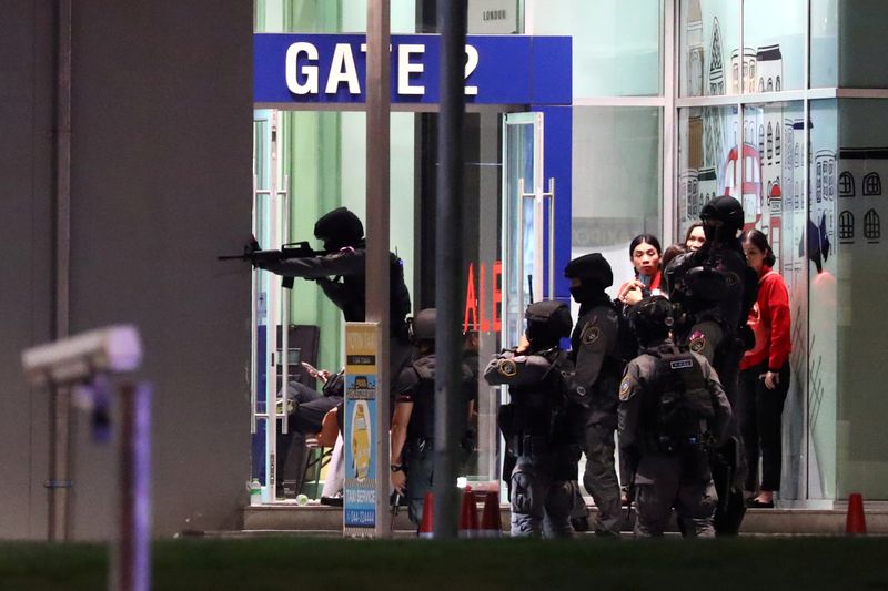 © Reuters. Efectivos tailandeses ingresan a un centro comercial en busca de un soldado que inició un mortal tiroteo en Nakhon Ratchasima. Febrero 9, 2020. REUTERS/Athit Perawongmetha