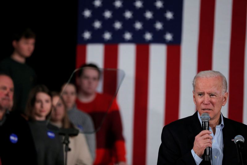 © Reuters. Biden looks at a teleprompter as he speaks during a campaign event in Manchester, New Hampshire